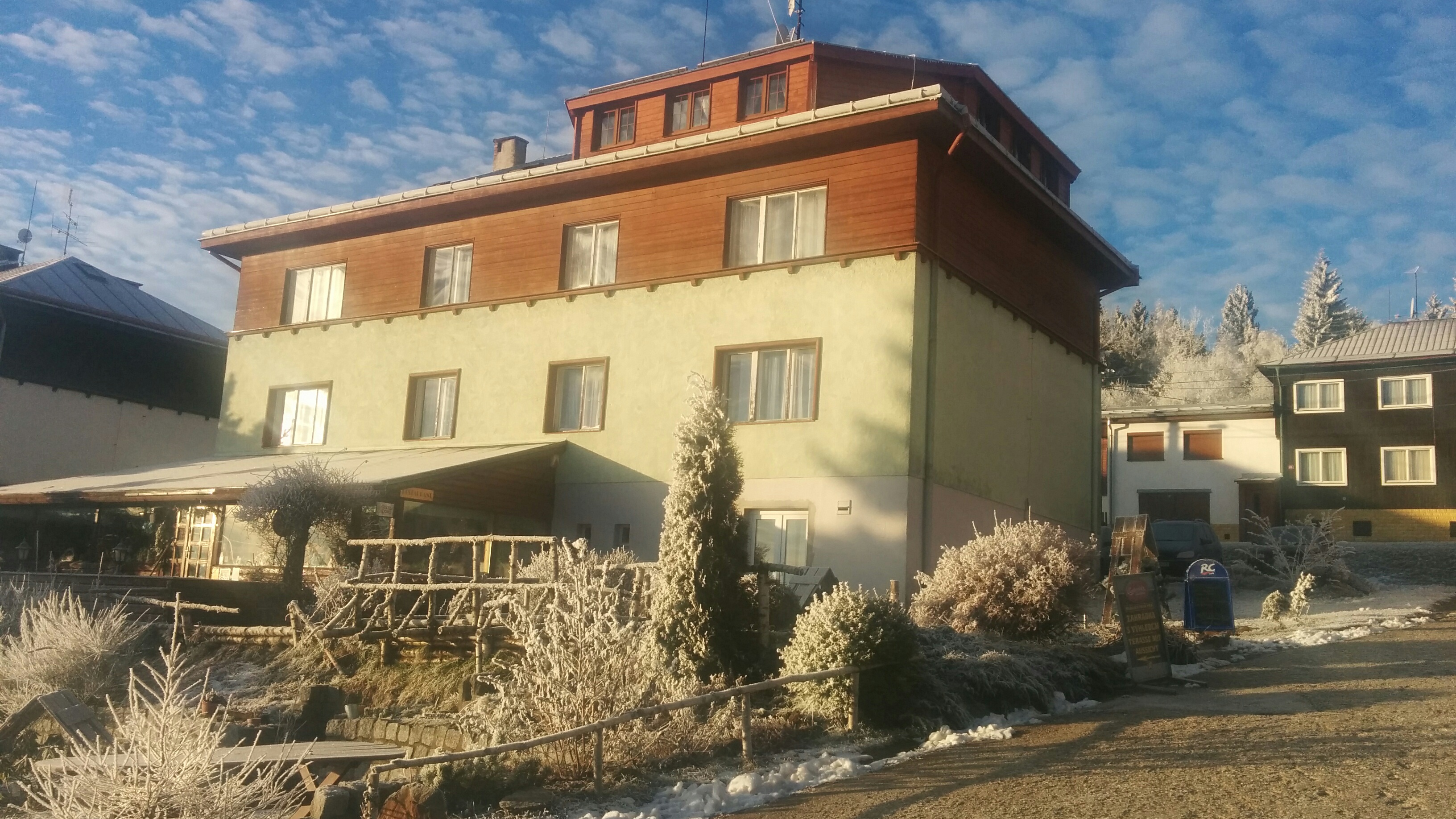 Ranní výhled z Hotelu PAM do údolí