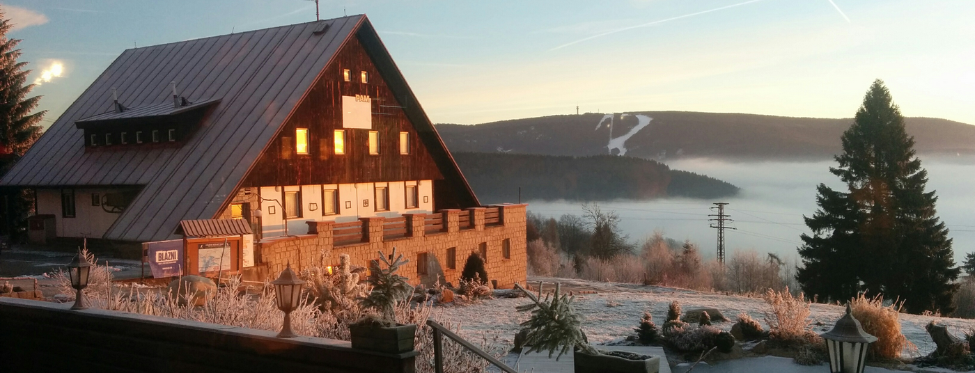Hotel PAM nad údolím Jáchymova při východu slunce